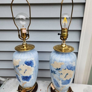 Vintage Ethan Allen chinoiserie table lamp marble blues color faux wood base jar textured floral