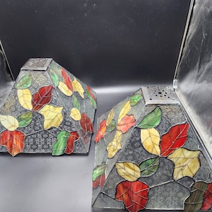 Paire d’abat-jour de lampe de table de style mission d’art et d’artisanat vintage en verre teinté et texture de feuilles de verre clair automne