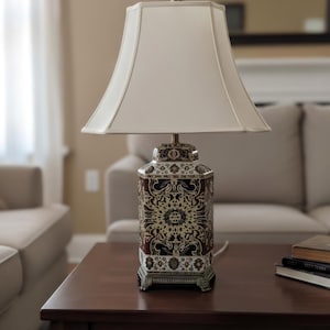 Lámpara de mesa vintage de los 90 de 27" estilo chinoiserie, base de latón, diseño floral texturizado, patas con forma de garra, colores rojo, verde y marrón. Pantalla de 17"
