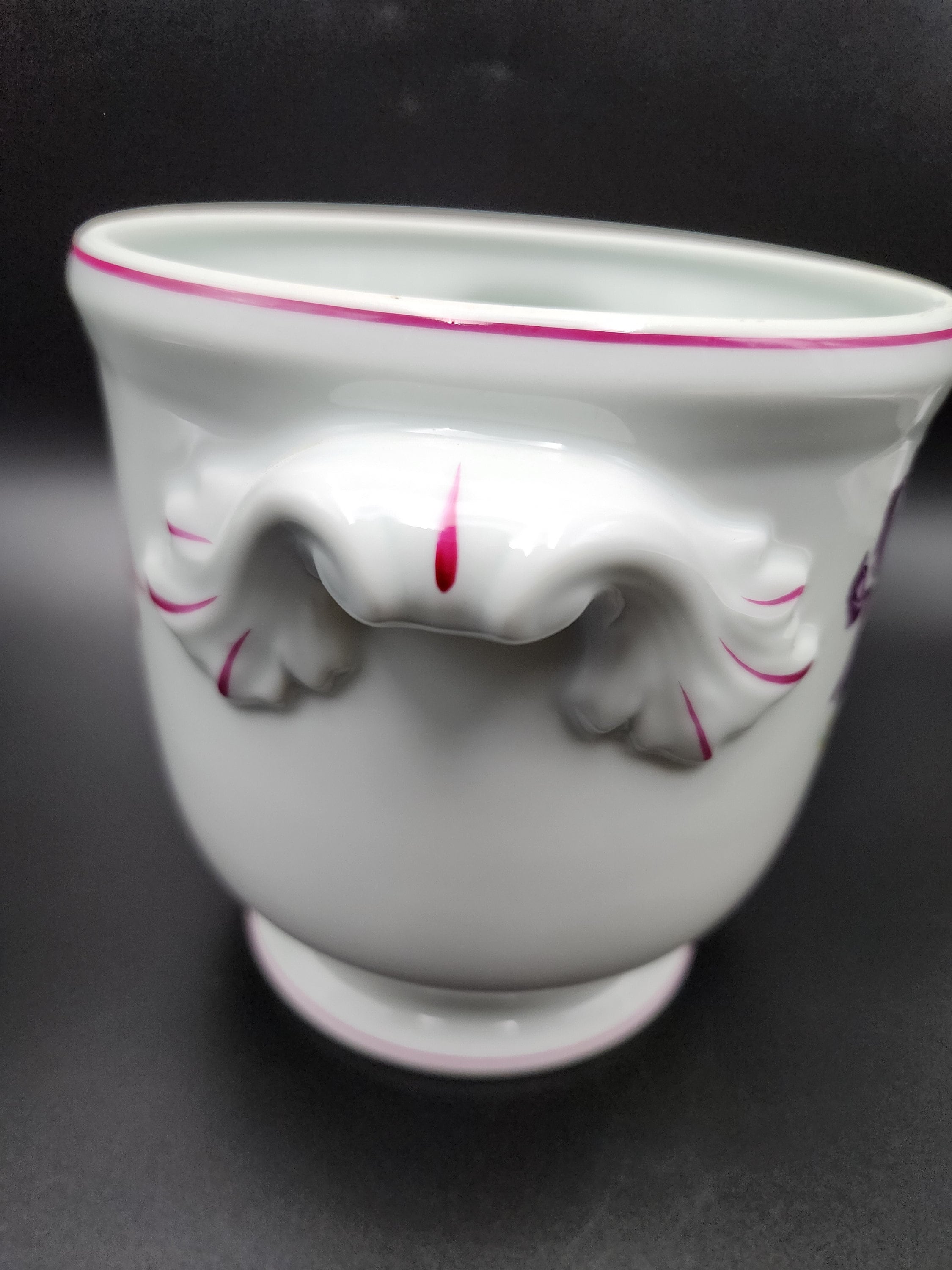 Vista Alegre 製陶器の花瓶 ポルトガル 花柄 高さ 6.25 インチ 直径