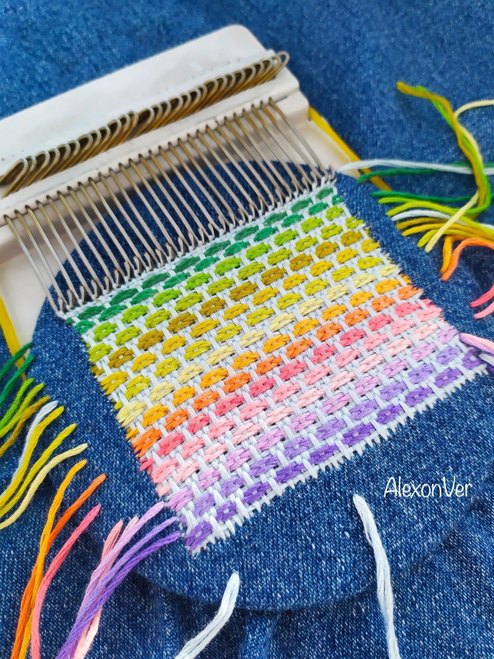 Small Loom - Nice pattern turned out #alexonver #dmc