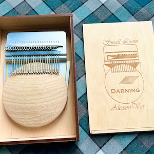 Speedweve has 21 hooks, in wooden box