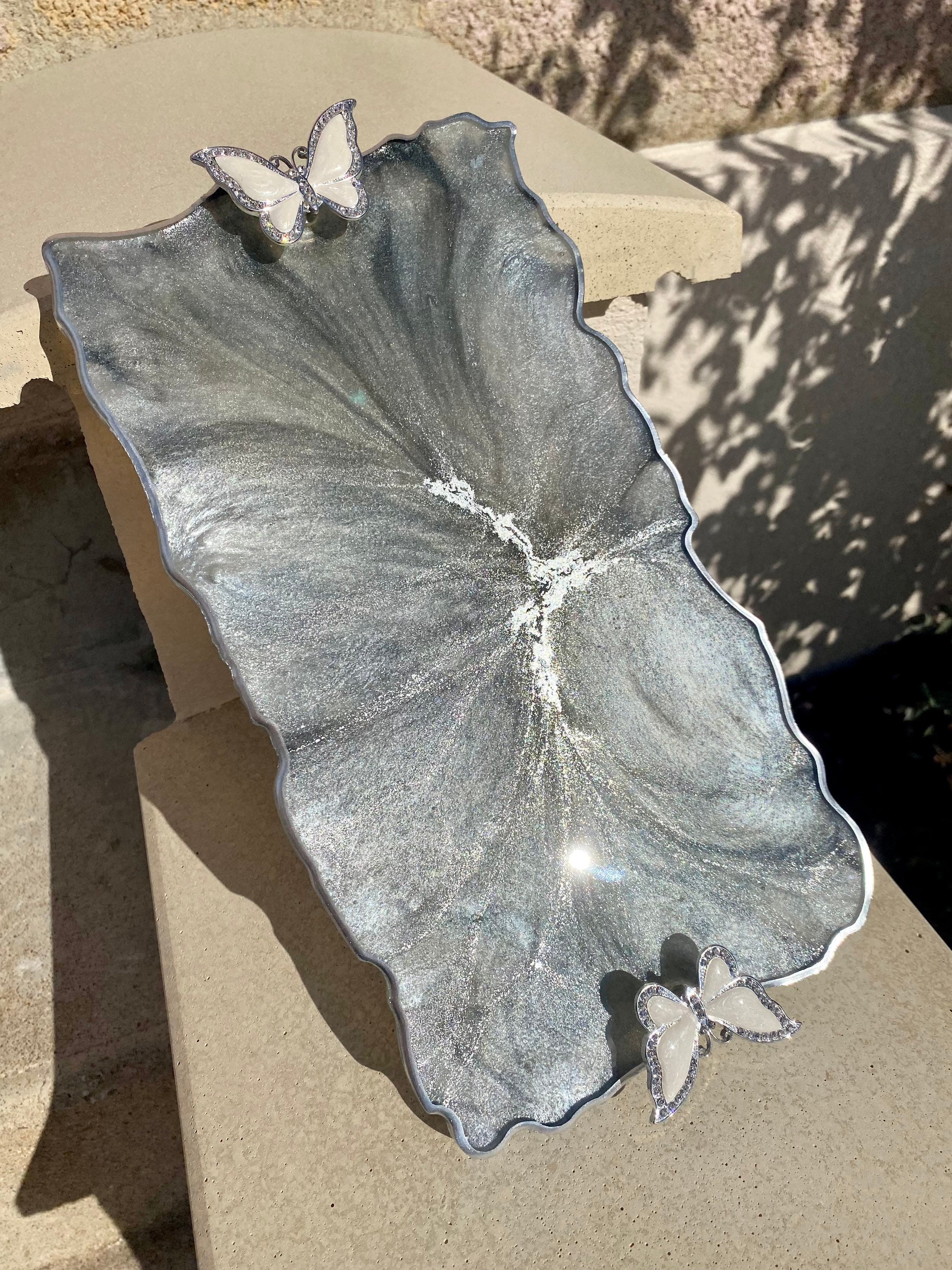 Plateau Argenté en Résine et Poignées Papillons