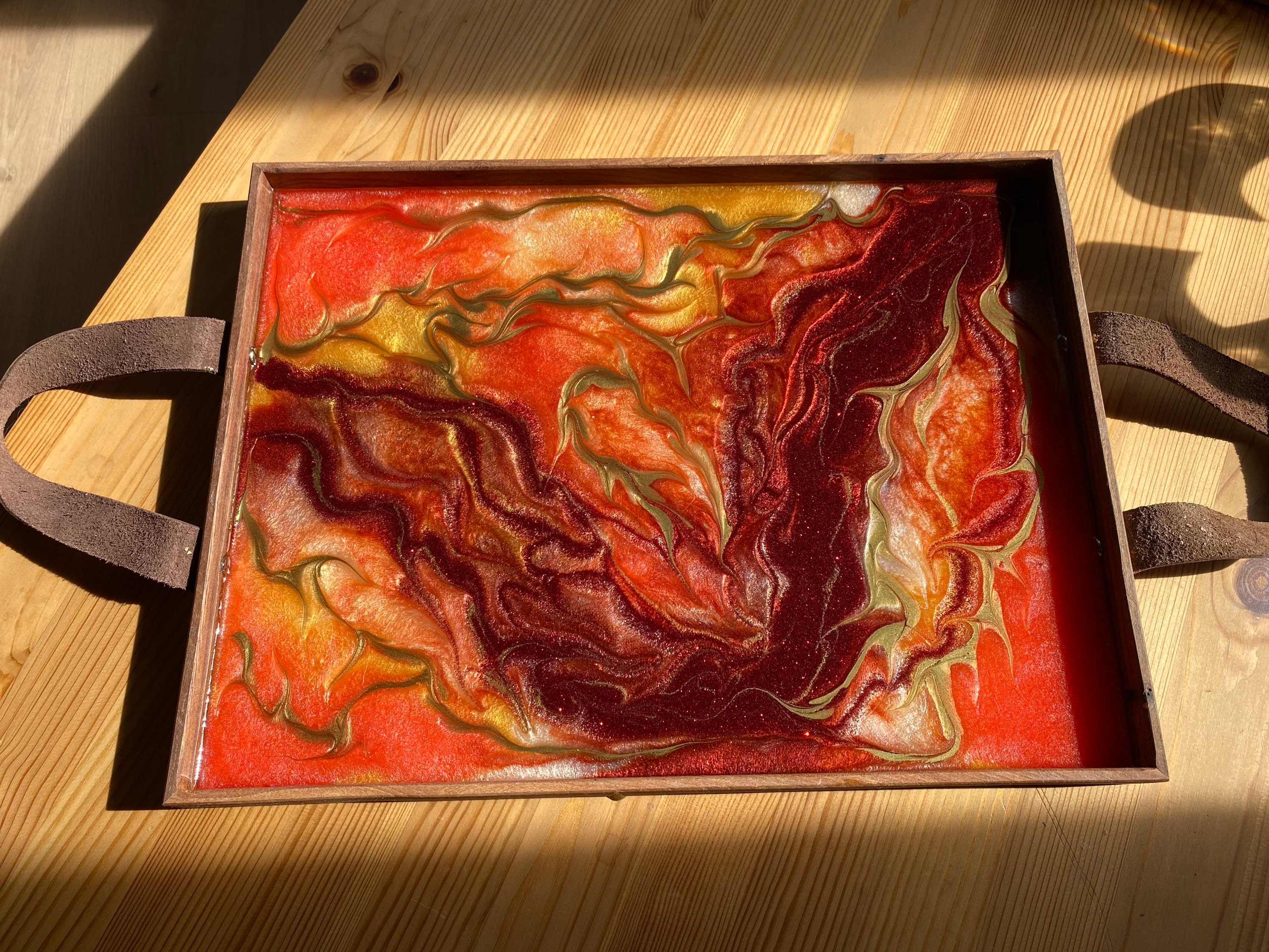 Plateau Recouvert de Résine Colorée en Rouge et Orangé