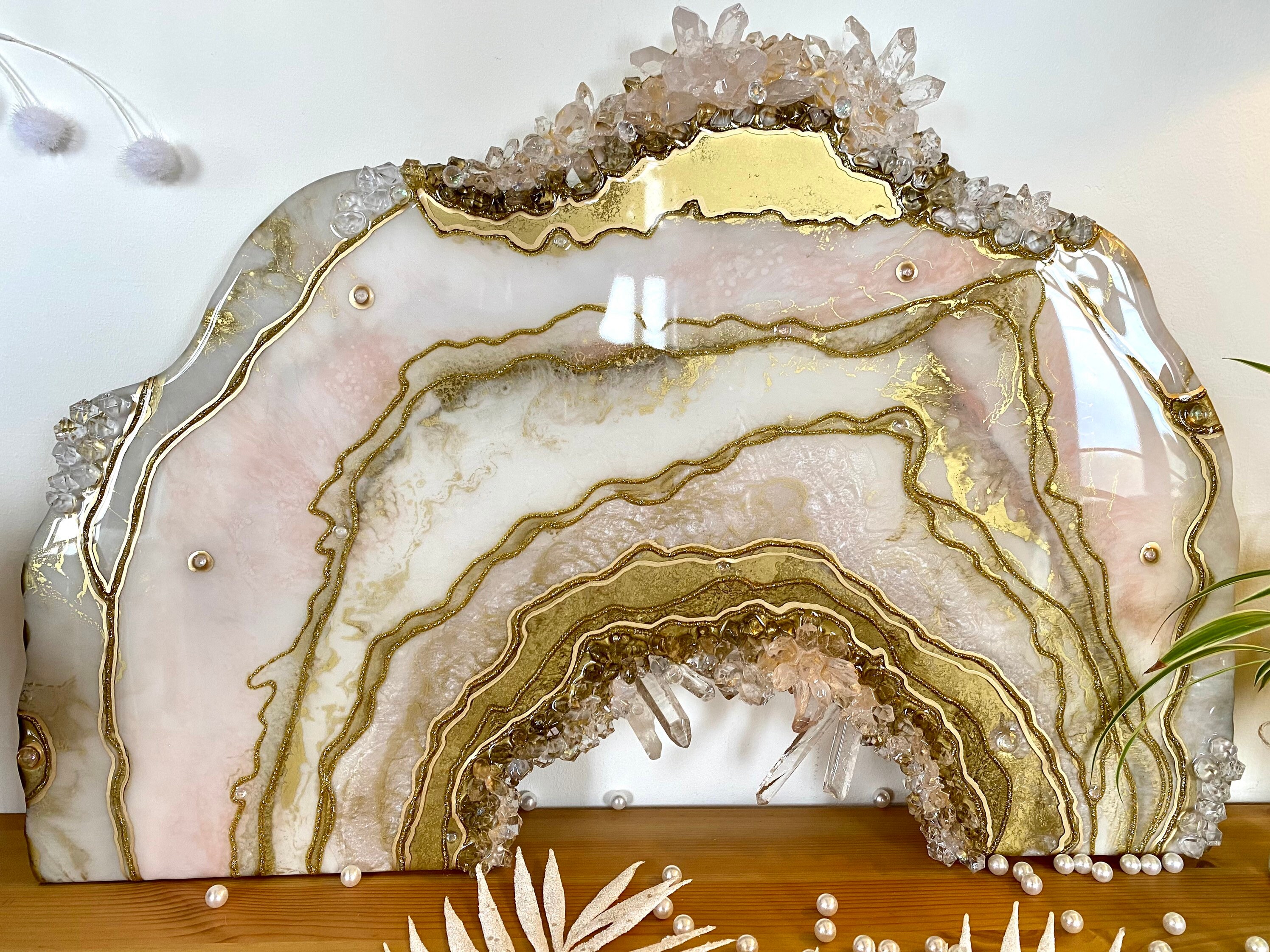 Géode Résine en Blanc, Roses Pâles et Or