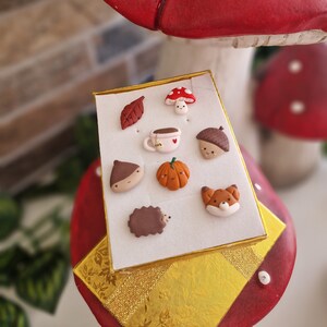 秋のイヤリングセット スタッド 粘土 fimo fimo カボチャ カップの茶葉 キツネ ハリネズミ ドングリ ドングリ ハリネズミの葉 カボチャ