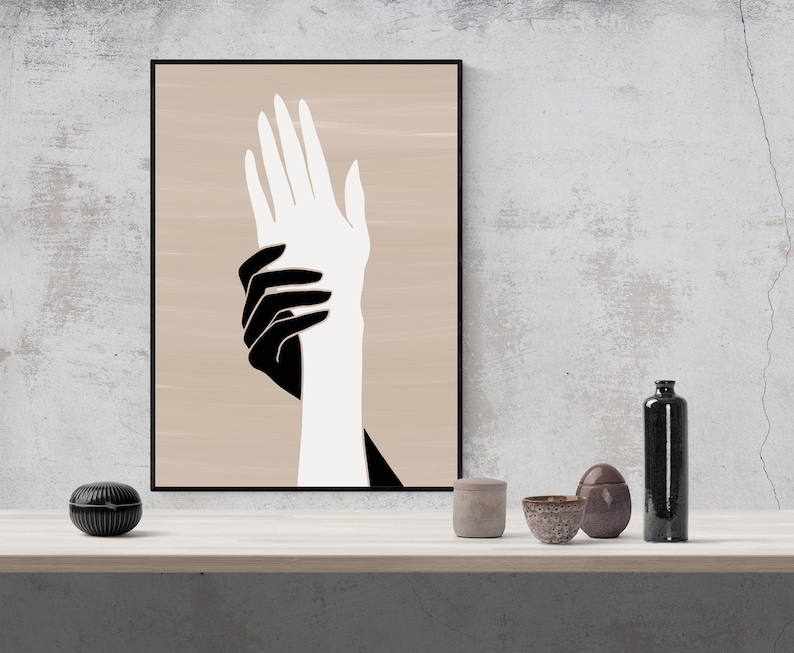 Puede incluir: Impresi&oacute;n de arte abstracto con dos manos, una negra y una blanca, superpuestas sobre un fondo beige.