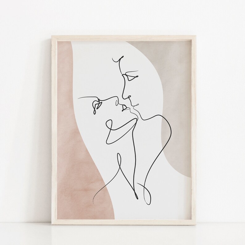 Może przedstawiać: Minimalistyczne rysowanie dw&oacute;ch os&oacute;b całujących się, na tle r&oacute;żowego akwarelowego. Rysunek jest oprawiony w jasną drewnianą ramę.