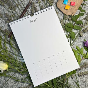 Aufgeschlagene Augustseite mit deutschem Kalendarium im Design Classic soft – großer A3-Wandkalender (29,7 × 42 cm) zum Selbstgestalten, mit Lavendel und Blüten dekoriert