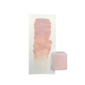 Könnte beinhalten: Ein Aquarellfarbmuster in Roségold auf strukturiertem Papier, das einen Farbverlauf zeigt. Ein fester, quadratischer Farbblock in passendem Roségoldton befindet sich neben dem Muster. Der Hintergrund ist weiß.