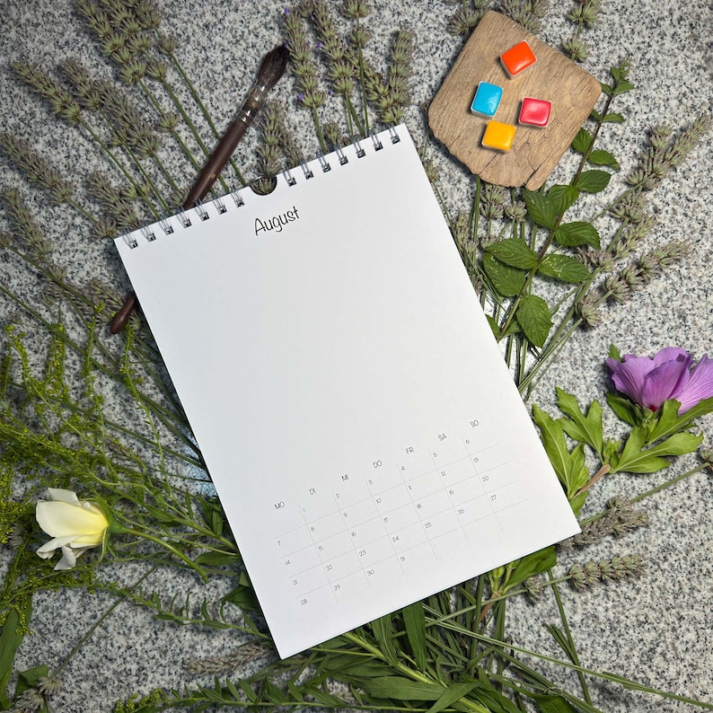 Aufgeschlagene Augustseite mit deutschem Kalendarium im Design Classic soft – großer A3-Wandkalender (29,7 × 42 cm) zum Selbstgestalten, mit Lavendel und Blüten dekoriert