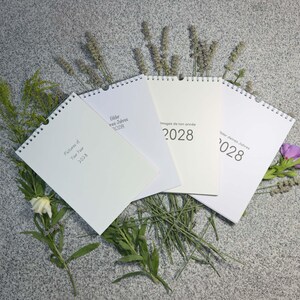 Vier Kalender-Cover 2028 gefächert: „Bilder deines Jahres“, „Pictures of Your Year“ und „Images de ton année“ – A3-Blankokalender in drei Sprachen, mit Lavendel