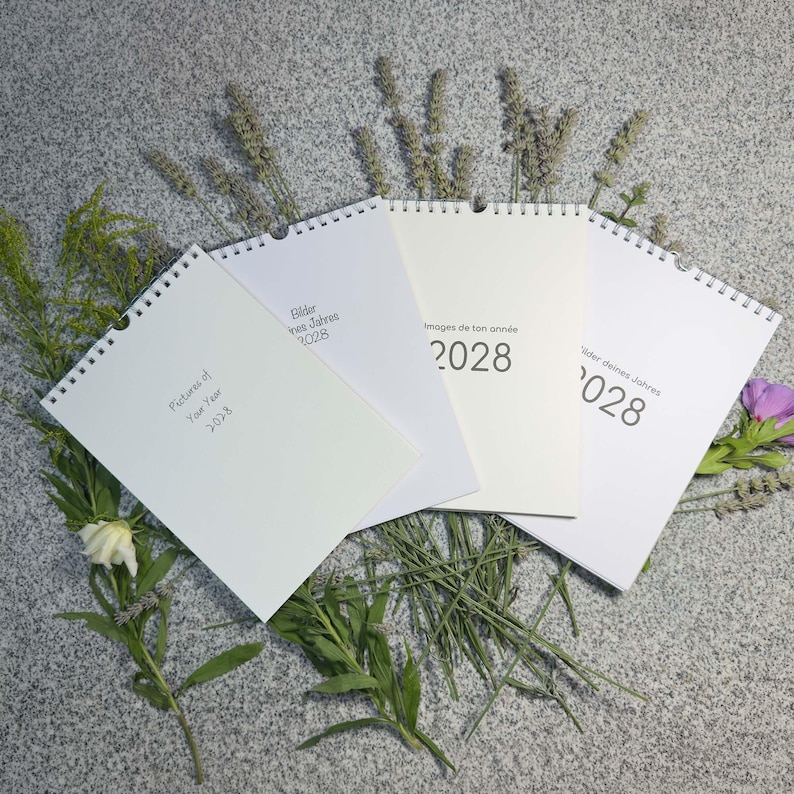 Vier Kalender-Cover 2028 gefächert: „Bilder deines Jahres“, „Pictures of Your Year“ und „Images de ton année“ – A3-Blankokalender in drei Sprachen, mit Lavendel