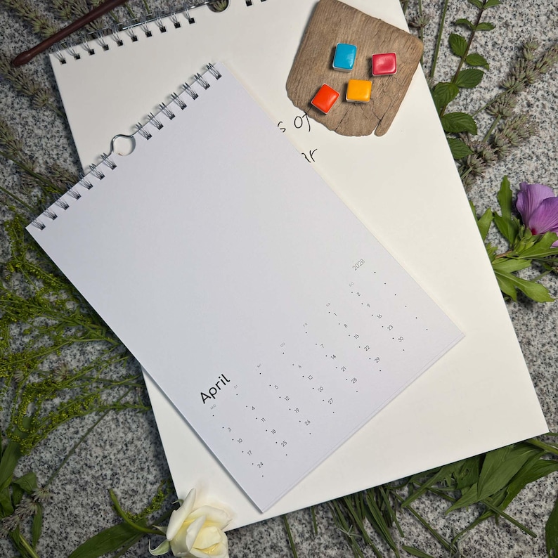 Größenvergleich: Aprilseite 2028 im Design Modern auf dem großen A3-Blankokalender 29,7 × 42 cm – mit Aquarellnäpfchen und Blumen auf Granit