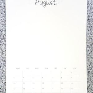 Op de afbeelding: Een blanco kalenderpagina voor de maand augustus. De kalender is verdeeld in zeven kolommen voor elke dag van de week, beginnend met maandag en eindigend met zondag. De nummers 1 tot en met 31 staan in de vakjes, die de dagen van de maand voorstellen.