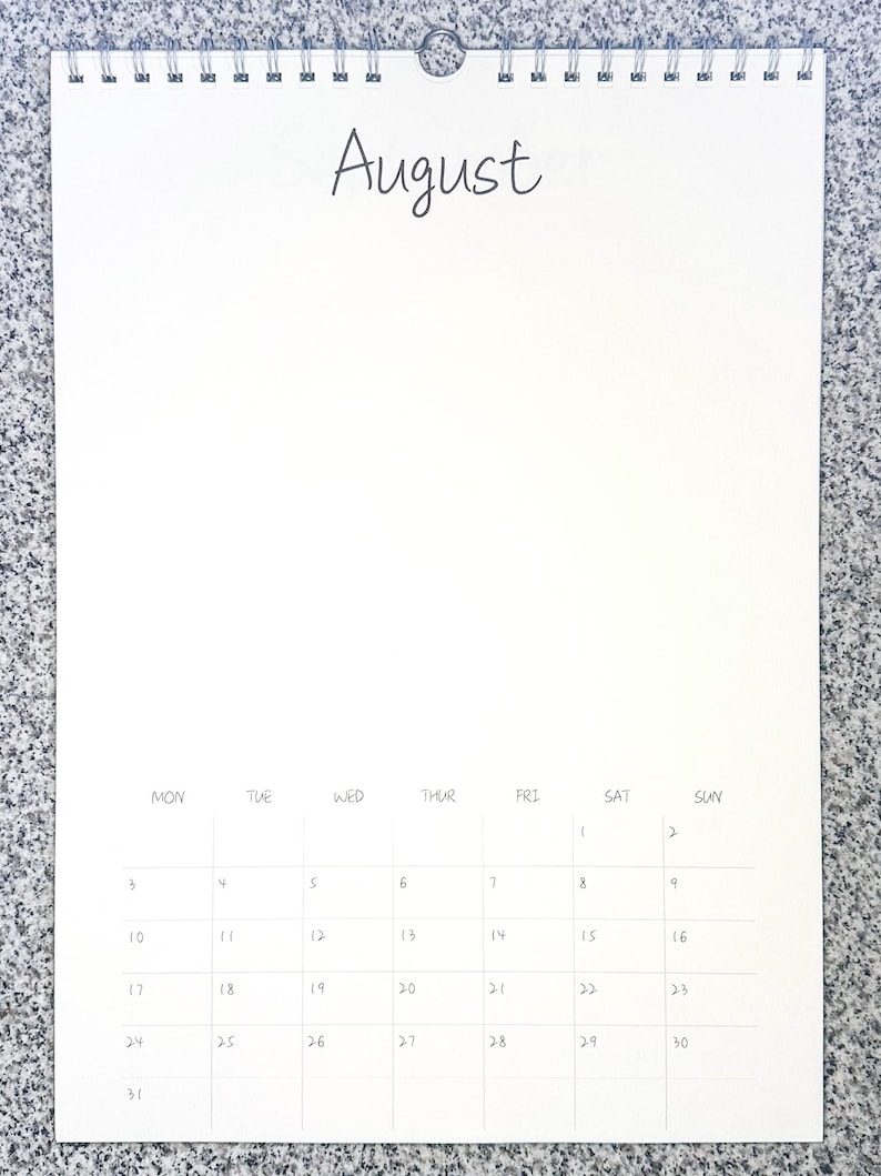 Op de afbeelding: Een blanco kalenderpagina voor de maand augustus. De kalender is verdeeld in zeven kolommen voor elke dag van de week, beginnend met maandag en eindigend met zondag. De nummers 1 tot en met 31 staan in de vakjes, die de dagen van de maand voorstellen.