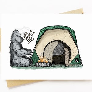 BellavanceInk: Tarjeta de felicitación con lápiz y tinta Dibujo de un gorila y una nutria asando malvaviscos mientras acampa 5 x 7 pulgadas