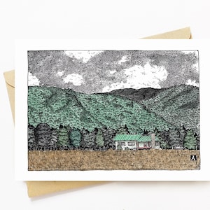 Puede incluir: Una ilustración en blanco y negro de una casa con un techo verde en un campo con árboles y montañas en el fondo. El cielo está nublado.