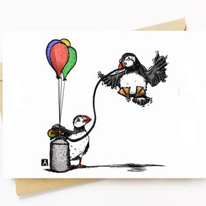 BellavanceInk : Carte d'anniversaire avec des macareux gonflant des ballons d'anniversaire Stylo et encre Illustration aquarelle 12,7 x 17,8 cm