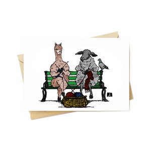 BellavanceInk : carte de vœux avec un mouton et des amis en alpaga tricotant sur un chariot de banc de parc 12,7 x 17,8 cm.