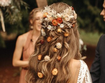 Exclusivo postizo naranja hecho a mano con flores secas para el día especial de tu boda.