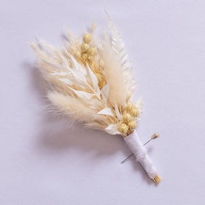 White boutonniere, Dried flower wedding boutonniere, White dried flowers buttonhole, Rustic groom boutonniere, Groomsman dried boutonniere