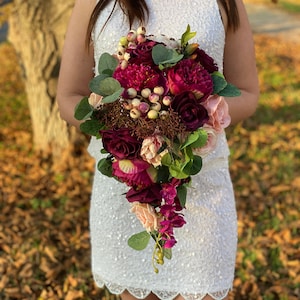 Bouquet de mariée cascade, bouquet de mariée bordeaux, bouquet de roses, fausse fleur