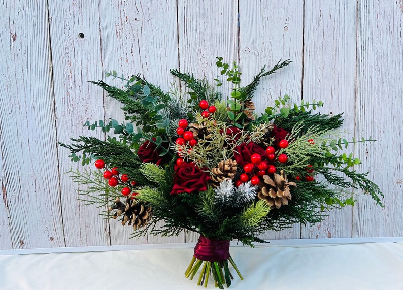 Roter Weihnachtsstrauß, Winterrosen Brautstrauß, Getrockneter Weihnachtsstrauß, Winterrosen Brautstrauß, Weihnachten Winterstrauß Bild 1