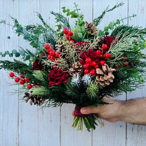 Roter Weihnachtsstrauß, Winterrosen Brautstrauß, Getrockneter Weihnachtsstrauß, Winterrosen Brautstrauß, Weihnachten Winterstrauß Bild 7