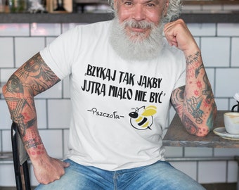 Peut inclure: Un t-shirt blanc avec un motif d'abeille noire et le texte "BZYK AJ TAK JAKBY JUTRA MIAŁO NIE BYĆ -Pszczoła-"
