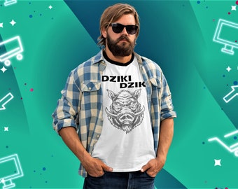 Peut inclure: Un t-shirt blanc avec un graphique noir et blanc d'une tête de sanglier sauvage et le texte "DZIKI DZIK". La personne portant le t-shirt porte une chemise à carreaux bleu et blanc et un jean.