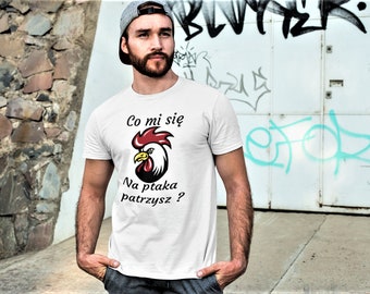Peut inclure: T-shirt blanc avec un coq rouge et le texte "Co mi się na ptaka patrzysz?"
