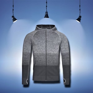 Peut inclure: Un sweat à capuche gris et noir avec une fermeture éclair. Le sweat-shirt a un motif rayé et un effet dégradé subtil.