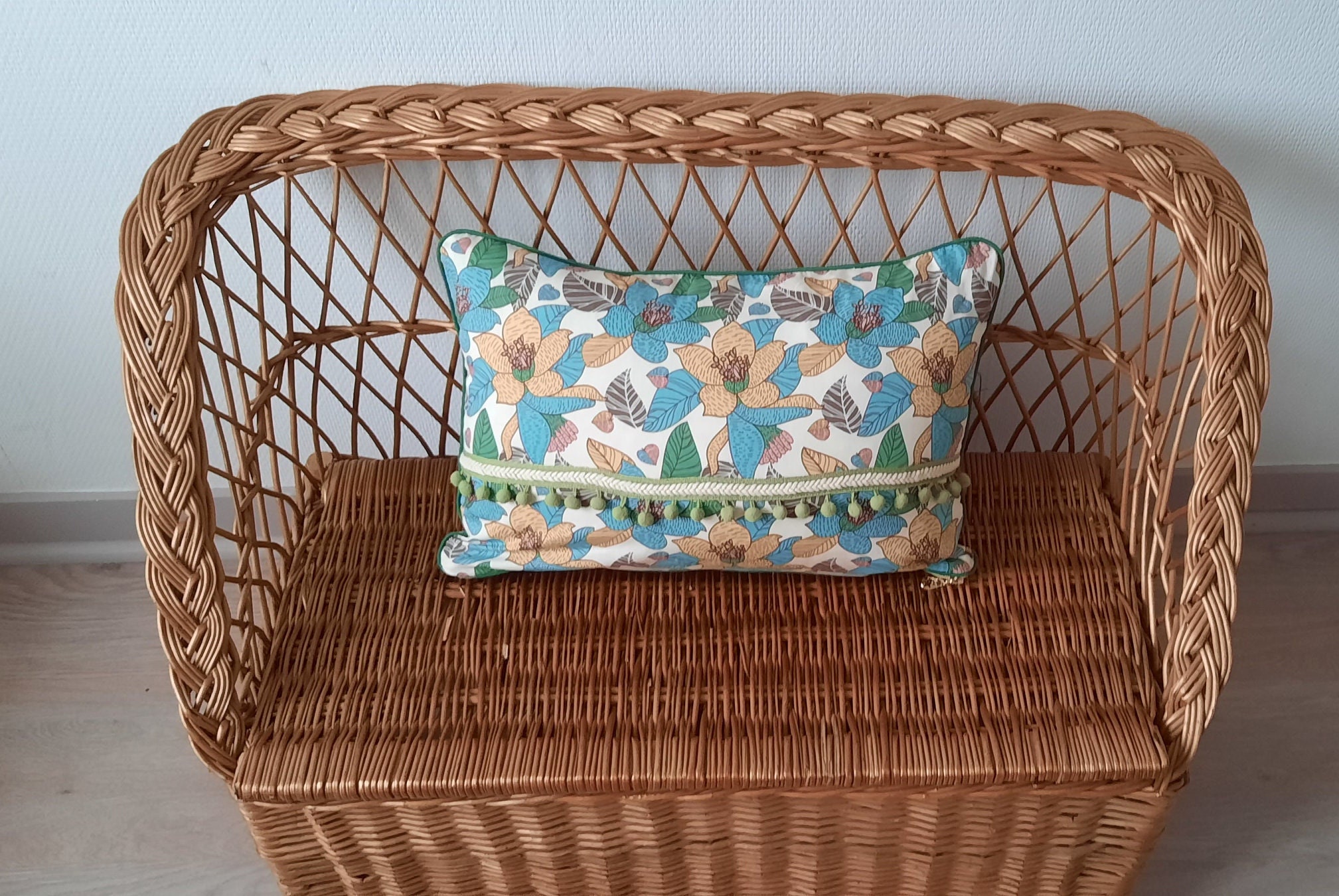 Coussin et Sa Housse en Coton Imprimé Fleur Bohème Chic Style Vintage avec Ruban Pompon Vert