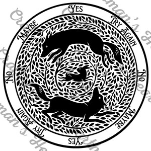 Pode incluir: Um design circular preto e branco com uma imagem estilizada de duas raposas e um pássaro no centro. O círculo é rodeado por um anel com as palavras "Sim", "Talvez", "Tente novamente" e "Não" repetidas no sentido horário.