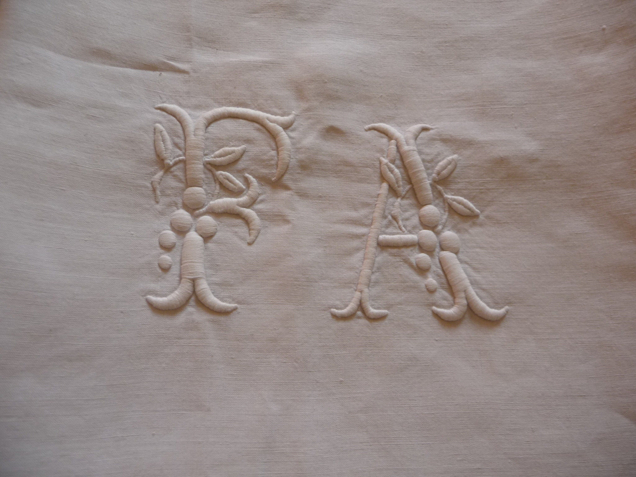 Grande Housse Vintage de Coussin ou Taie d'oreiller , Brodée, Monogramme, Français