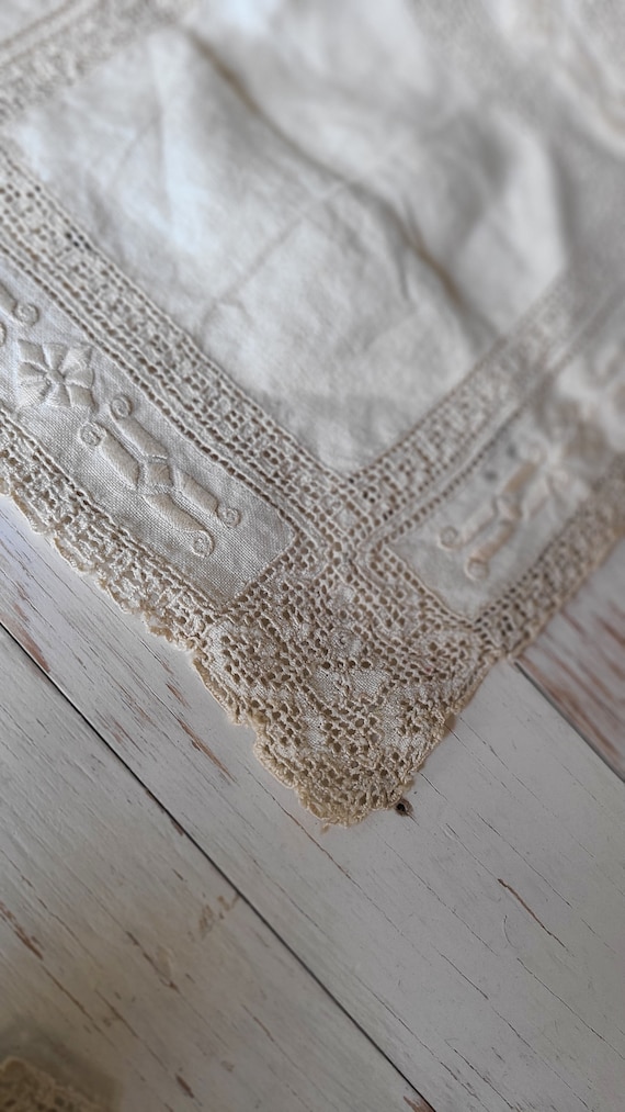 Cream Vintage Linen Embroidered Handkerchiefs/Poc… - image 6