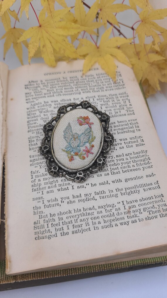 Vintage Flower Bird Needlepoint Brooch/Pendant