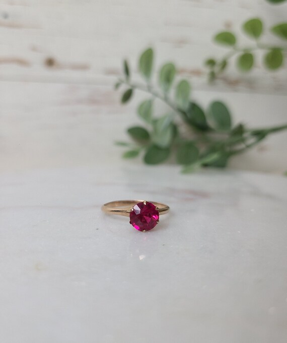 Vintage Round Red Ruby Gold Ring
