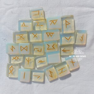 Set di rune in pietra opale con pietre preziose, scritte incise e sacchetto di velluto, regalo spirituale per la guarigione dei chakra, rune di cristallo.
