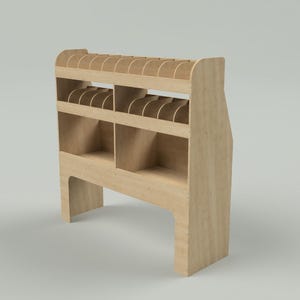 Könnte beinhalten: Ein Holzregalsystem mit mehreren Fächern und Regalbrettern. Das Regal ist aus hellbraunem Holz gefertigt und hat eine abgerundete Oberseite.