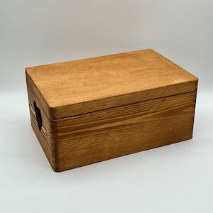 Caja de madera personalizada hecha a mano en color castaño. Regalo de boda hecho a mano. Caja de recuerdo. Regalo de propuesta de padrino. Recuerdo de aniversario.