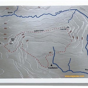 Mam Tor et Lose Hill : sculpture cartographe en acier inoxydable peinte à la main