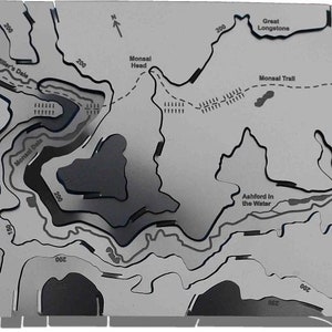 Puede incluir: Un mapa topográfico en blanco y negro de una región del Parque Nacional Peak District en Inglaterra. El mapa muestra la ubicación de Monsal Head, Miller's Dale, Monsal Trail, Ashford in the Water, Great Longstone y Bakewell. El mapa está impreso sobre un fondo blanco.