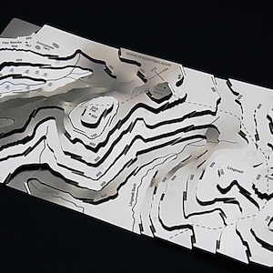 Scafell Pike et Great Gable Wapenmap : sculpture cartographiée en acier inoxydable