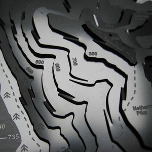 Helvellyn Wapenmap: escultura de mapa com contornos em aço inoxidável