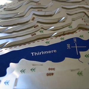 Helvellyn Wapenmap : sculpture cartographique en acier inoxydable peinte à la main