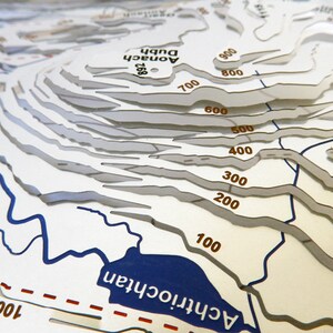 3 Sœurs de Glencoe : sculpture cartographiée en acier inoxydable peinte à la main