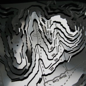 3 Sœurs de Glencoe : sculpture cartographiée en acier inoxydable