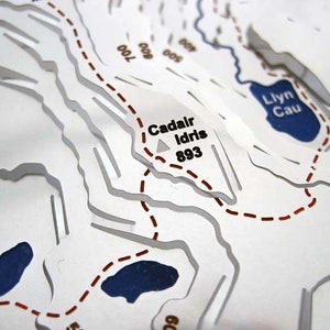 Cadair Idris Wapenmap: escultura de mapa contorneado de acero inoxidable pintada a mano